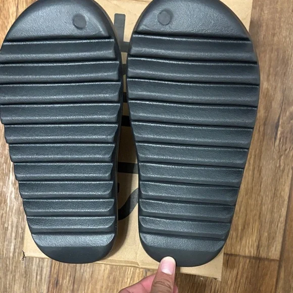 Adidas Yeezy Slide in Black - Picture 6 of 6
